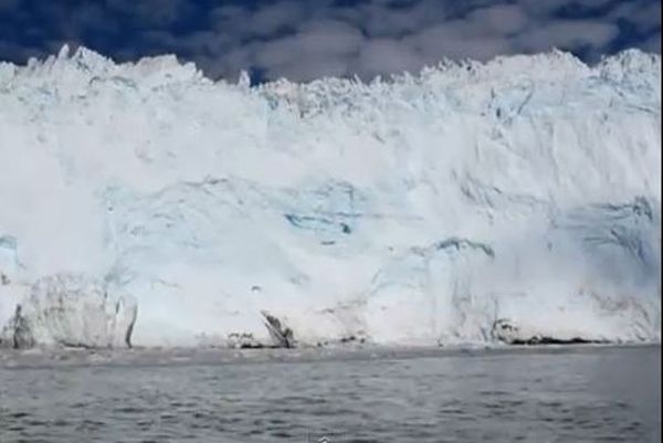 Εντυπωσιακό: Πάγος λιώνει και προκαλεί τσουνάμι (video)