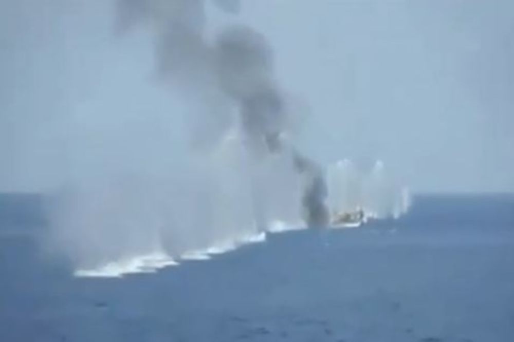 Βίντεο σοκ: Ρωσικό πολεμικό «γαζώνει» Σομαλούς πειρατές