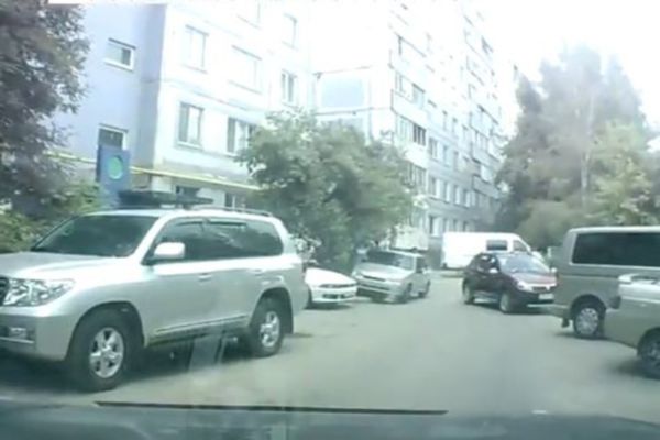 Βίντεο: Ζήτησε βοήθεια να... ξεπαρκάρει και πήγε να τη σκοτώσει