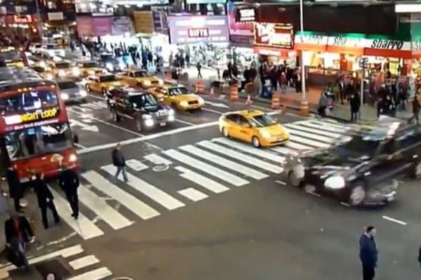 Βίντεο: Δείτε το αυτοκίνητο... φάντασμα!