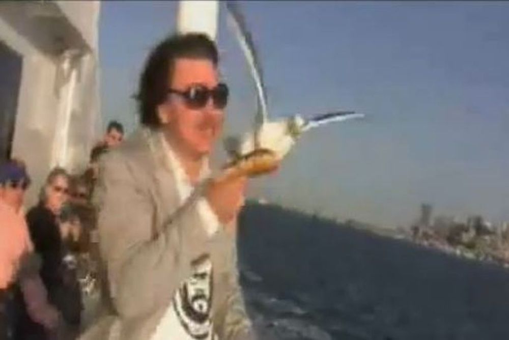 Εκπληκτικό: Γλάρος του παίρνει το... ντόνατ από το στόμα! (video)