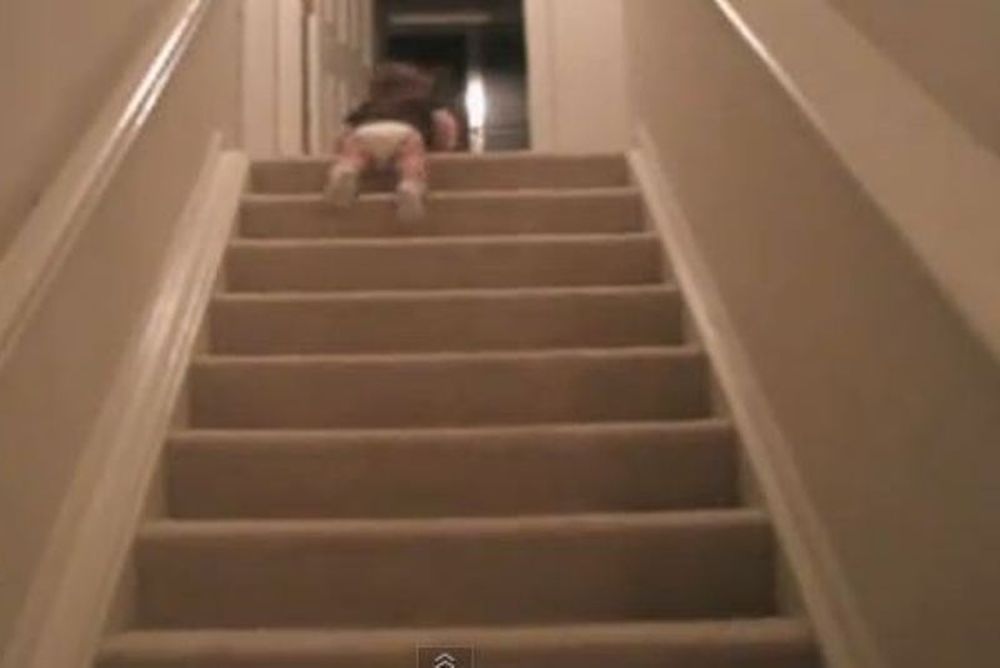 Δείτε το μωρό που όταν μεγαλώσει θα γίνει... ακροβάτης! (video)