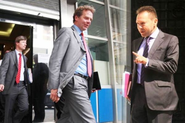 Αγωνιώδεις διαπραγματεύσεις με την τρόικα για 4 δισ.