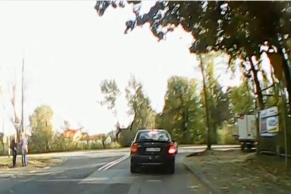 Τρελός φορτηγατζής κάνει προσπεράσεις από... πεζοδρόμιο!