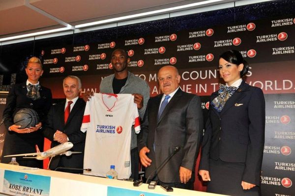 Λος Άντζελες Λέικερς: Ανανέωσε με την Turkish Airlines ο Κόμπι! (photos)