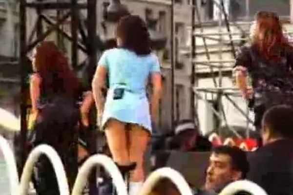 H Αλιζέ λατρεύει να μας τα... δείχνει! (video)