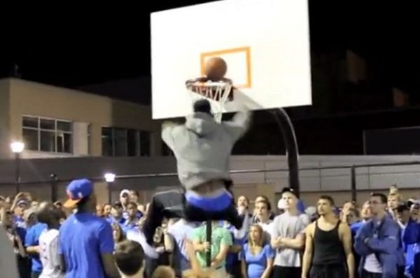 «Τρομακτική» πτώση από κάρφωμα! (video)