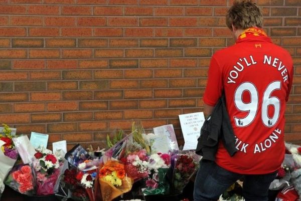 Λίβερπουλ: Φόρος τιμής στους νεκρούς του Χίλσμπορο (photos)