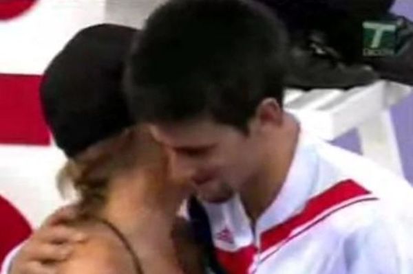 Οταν ο Τζόκοβιτς... «σκότωσε» το σέξι «ball girl» (video)