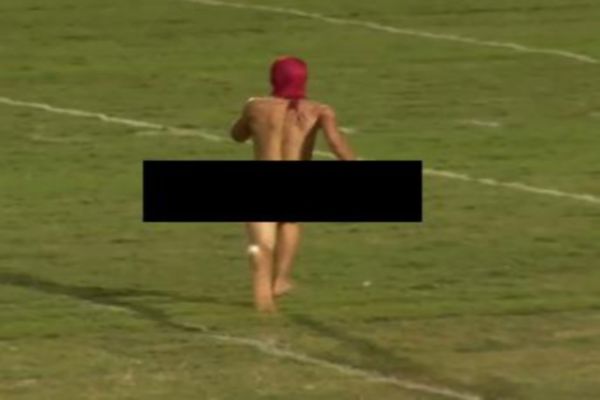 Πήγε να μπει γυμνός σε γήπεδο και «τράκαρε» σε τζαμαρία