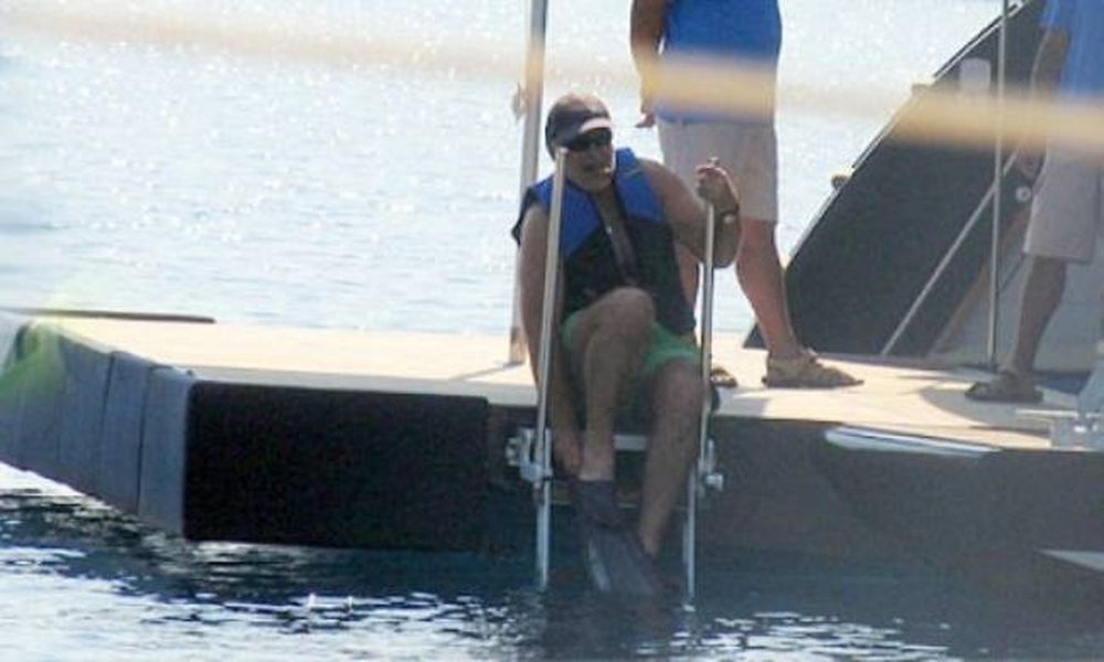 Με σωσίβιο, βατραχοπέδιλα και πούρο κάνει μπάνιο ο Βγενόπουλος!