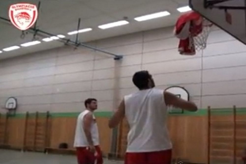 Ολυμπιακός: Έβαλαν καλάθι τα μπλουζάκια (video)