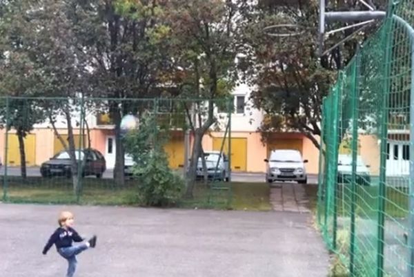 Απίστευτο… ποδοσφαιρικό καλάθι από 2χρονο παιδί! (video)
