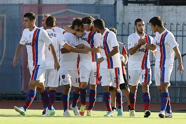 Πανιώνιος για φίλημα, ΑΕΚ για Football League