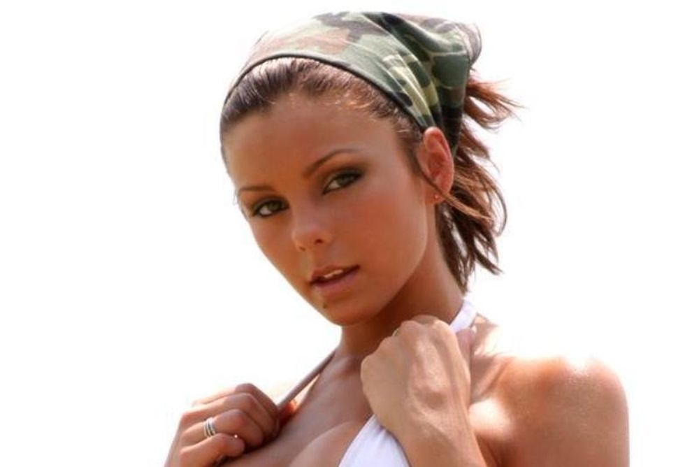 Μία... λαμπάδα για την Corrie! (photos)