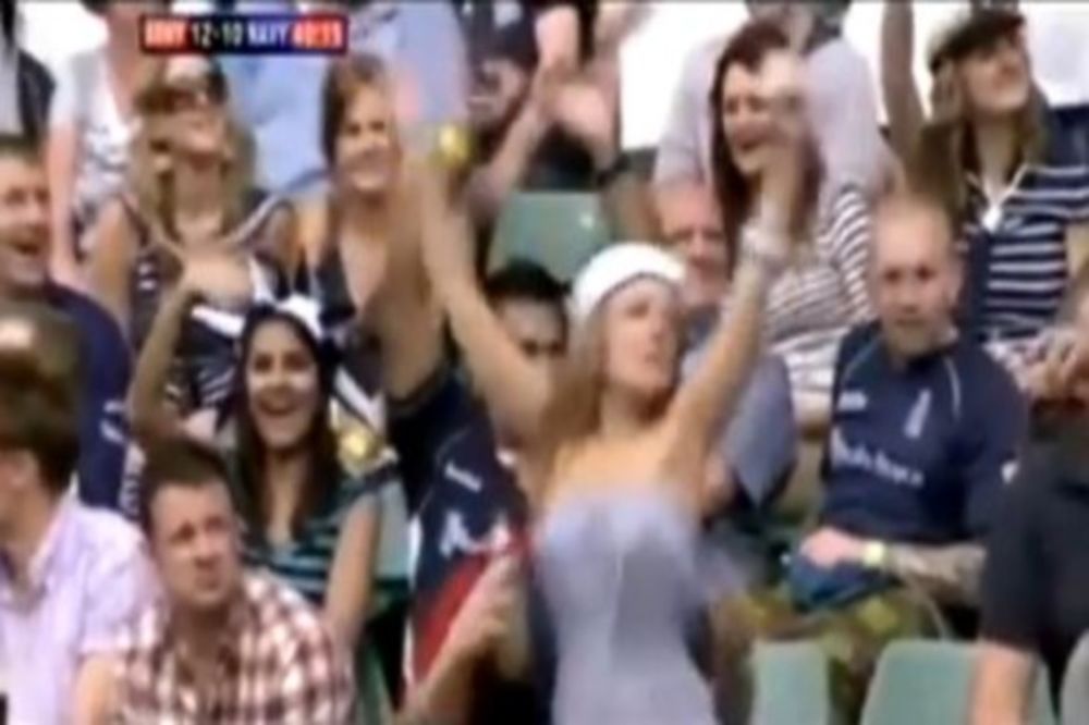 Εγδυσε την κοπέλα του live στο γήπεδο (video)