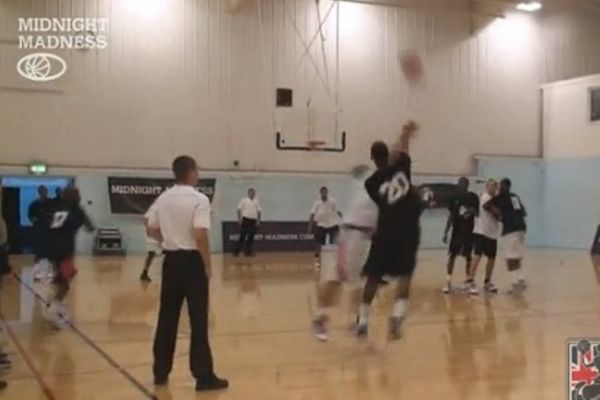 Buzzer beater από το κέντρο με... το ένα χέρι! (video)