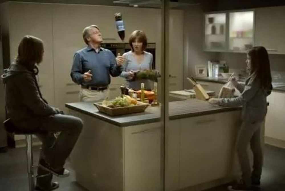 Τι τo 'θελες ρε μπάρμπα το κοκτέιλ; (video)