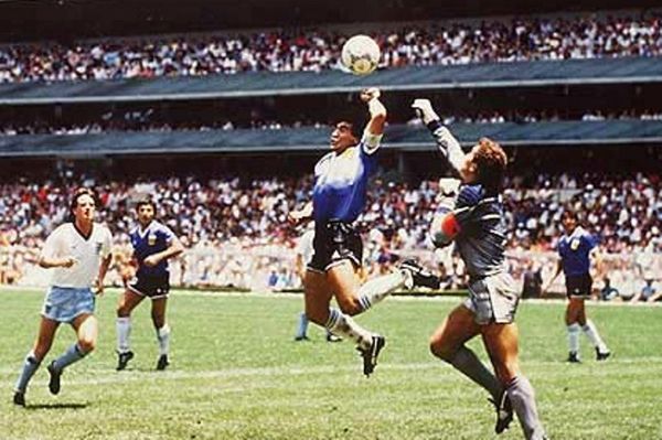 Τα 5 κορυφαία γκολ που μπήκαν με το... χέρι! (video)