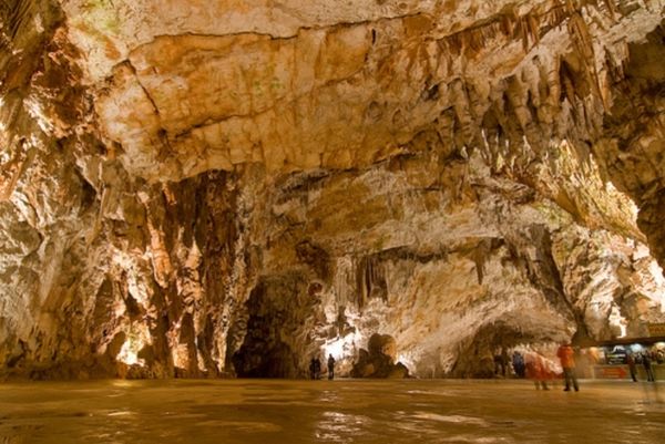 Ευρωμπάσκετ 2013: Σε σπήλαιο η κλήρωση (video+photos)