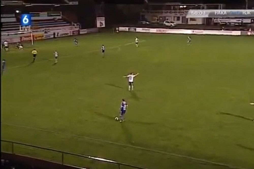 Διαιτητής μέτρησε γκολ με… δύο μπάλες (video)