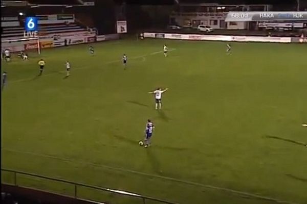 Διαιτητής μέτρησε γκολ με… δύο μπάλες (video)