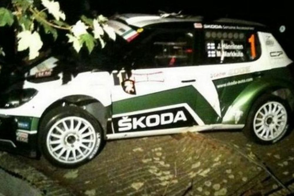 Αυτοκίνητο σε αγώνα ράλι προσγειώθηκε σε σκεπή! (video)