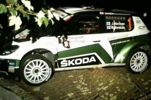 Αυτοκίνητο σε αγώνα ράλι προσγειώθηκε σε σκεπή! (video)