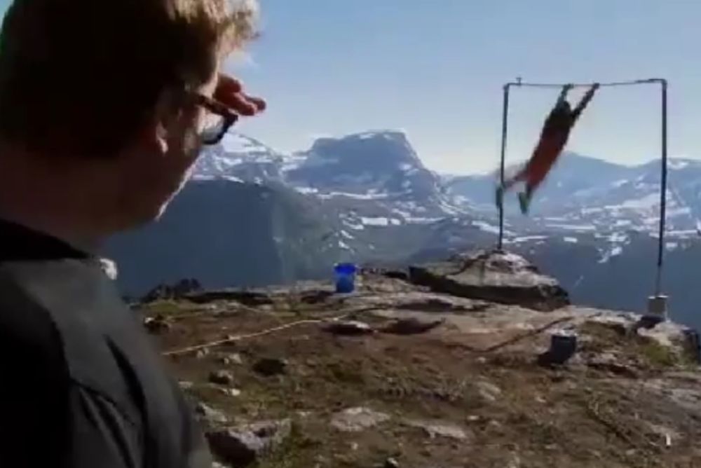  Έπεσε στο κενό από τα 1200 μέτρα και έζησε! (video)