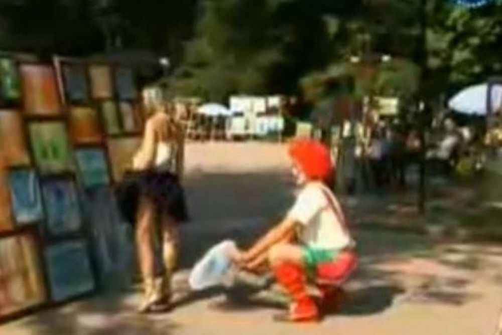 Κορίτσια; Φυσάει και ο κλόουν γελάει! (video)