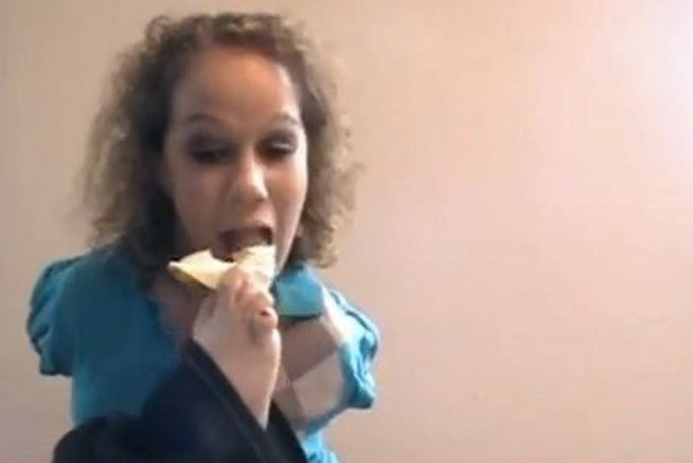 Απίστευτο: Η Τρίσα τρώει τη μπανάνα χωρίς χέρια... (video)