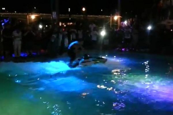 Τρελός... χορός με τζετ σκι σε πισίνα!