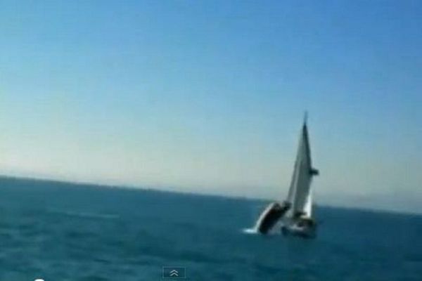 Φάλαινα βουλιάζει κότερο (video)