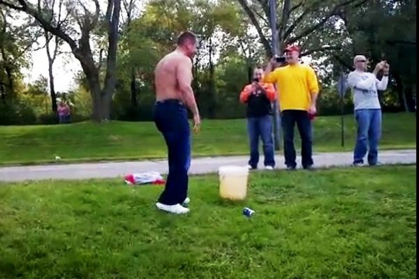 Εβαλε το κεφάλι του σε κουβά με ούρα για... (video)