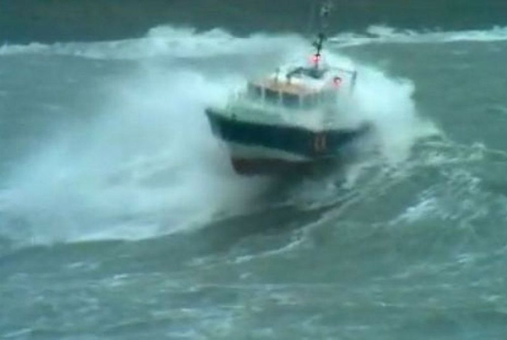 Δείτε το σκάφος που το σκεπάζουν κύματα 10 μέτρων (video)