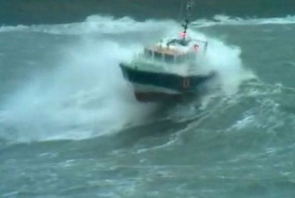 Δείτε το σκάφος που το σκεπάζουν κύματα 10 μέτρων (video)