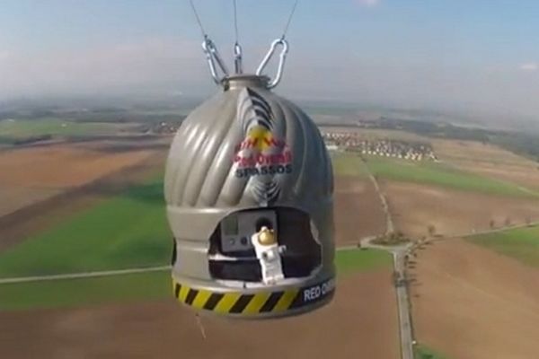 H πτώση του Μπάουμγκαρτνερ από τα 39.000 μέτρα με Lego! (video)
