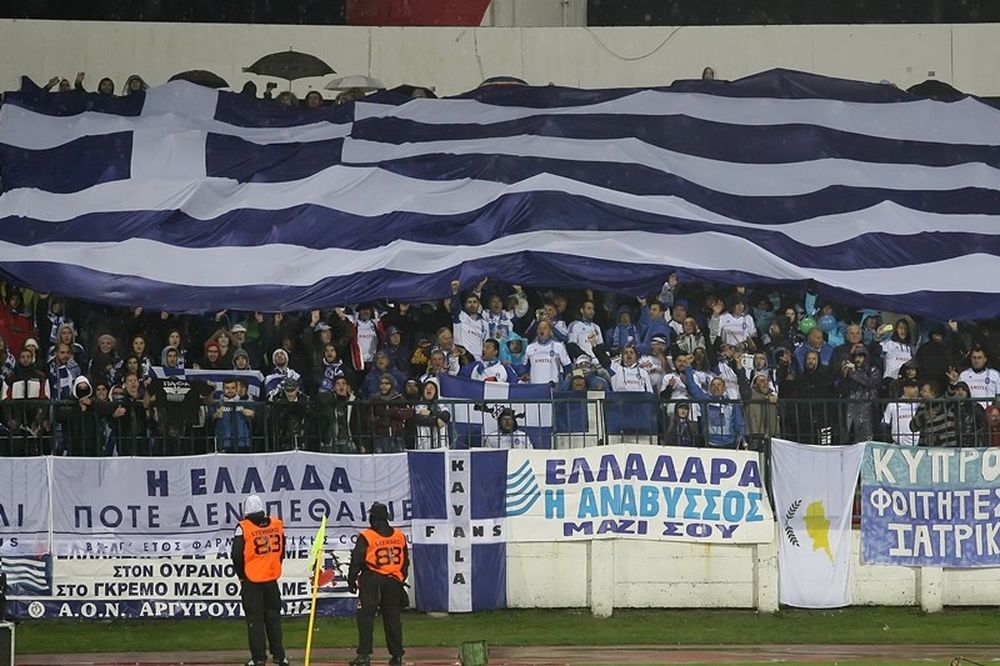 Οι Έλληνες... χορεύουν και στη βροχή! (photos)