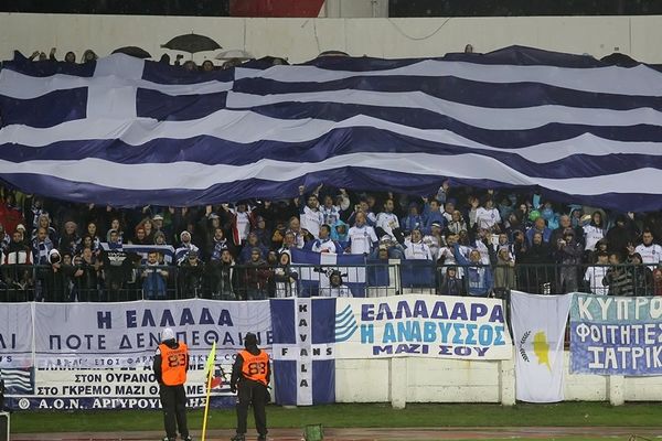 Οι Έλληνες... χορεύουν και στη βροχή! (photos)
