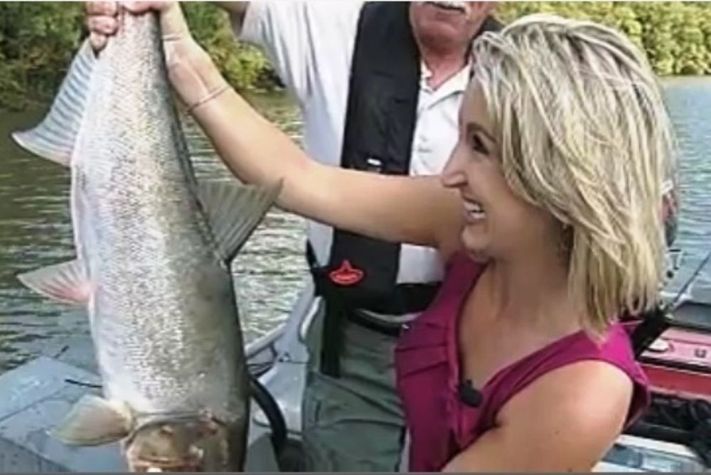 Η… ξανθιά δημοσιογράφος το ψάρι και το εσώρουχο (video)