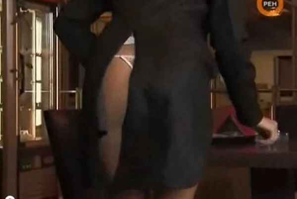 Γυμνή σερβιτόρα τρελαίνει κόσμο! (video)