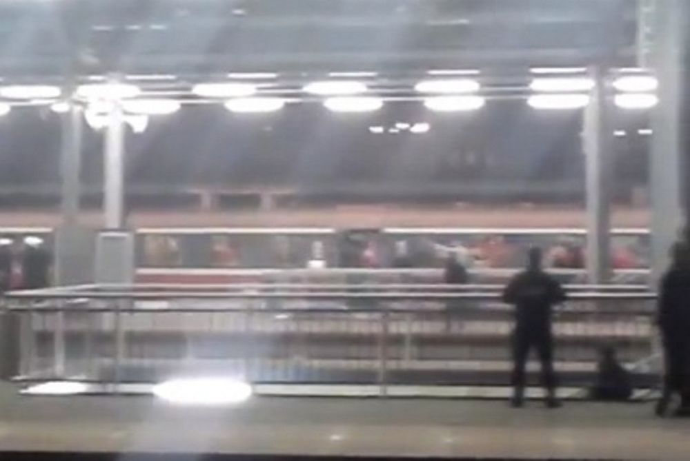 Οπαδοί εναντίον αστυνομίας σε σταθμό τρένου στην Πολωνία! (video)