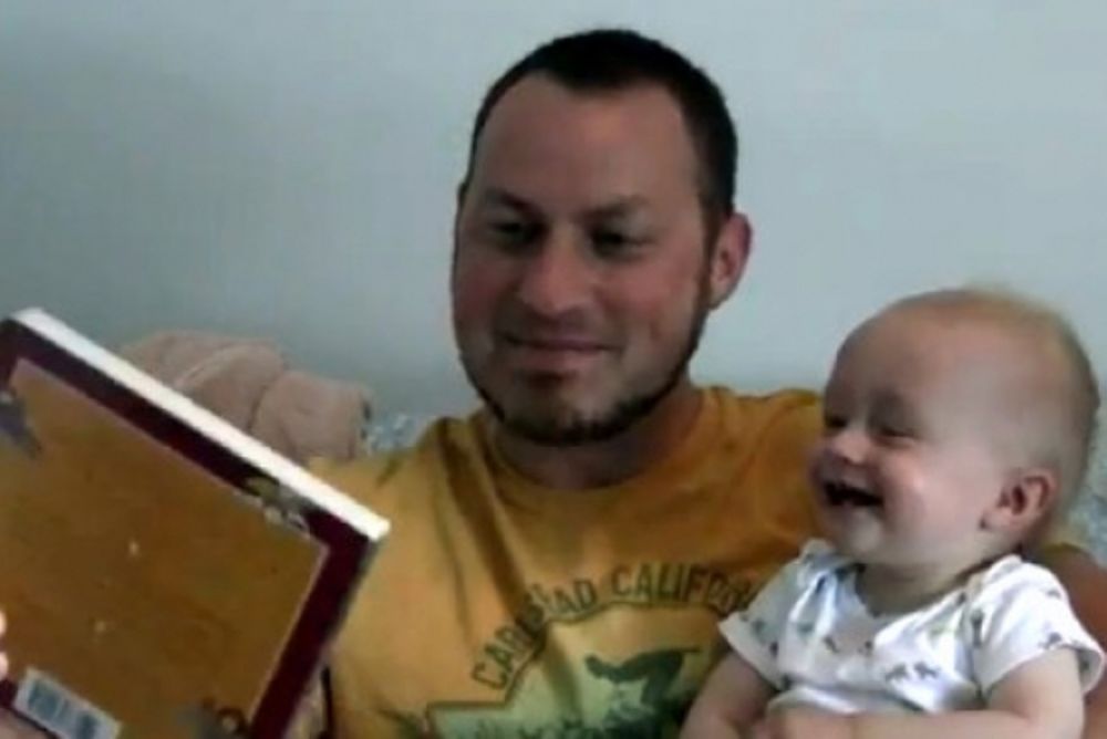 Μωρό γελάει όταν πέφτει το βιβλίο κάτω!