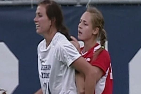 Η γυναίκα με τα δολοφονικά τάκλιν (Video)