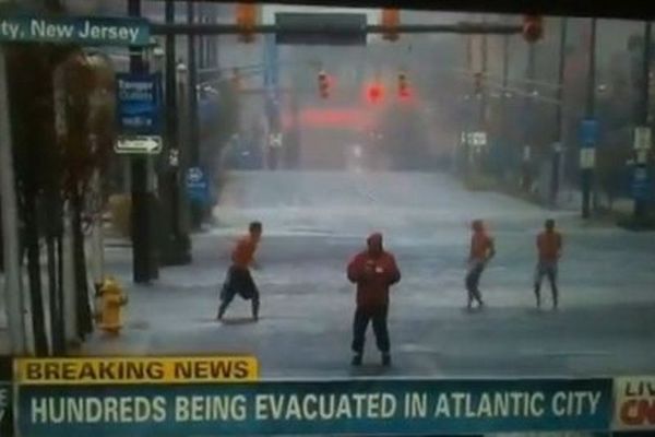 Τυφώνας Σάντι: Χορεύοντας στους δρόμους (video)