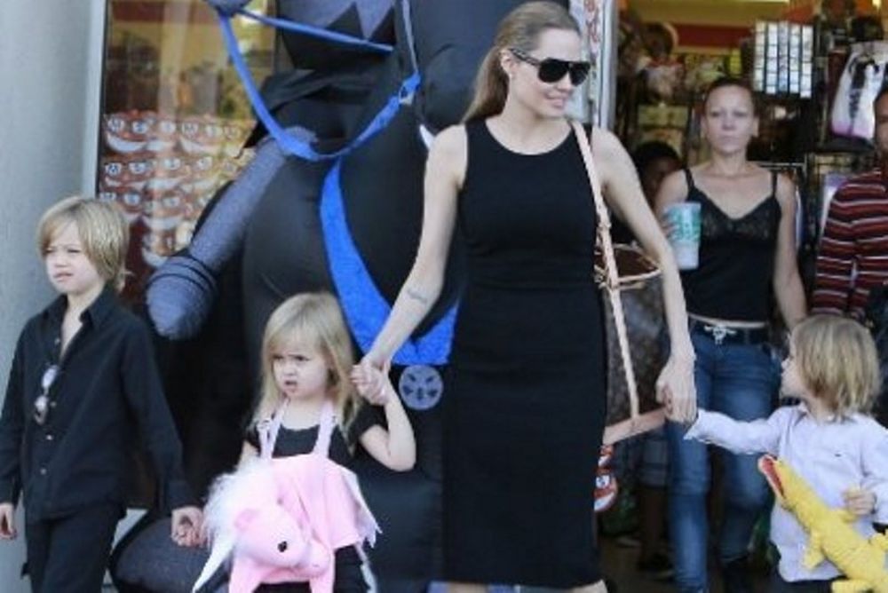 H Αngelina Jolie για αποκριάτικα ψώνια με τα παιδιά