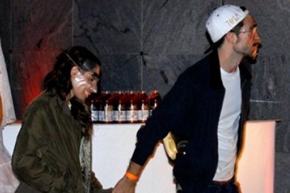 Pattinson-Stewart: Πιασμένοι χεράκι και μασκαρεμένοι, σε πάρτι (φωτό)