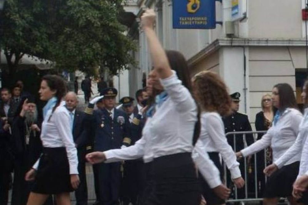 Απάντησε η μαθήτρια για την υψωμένη γροθιά