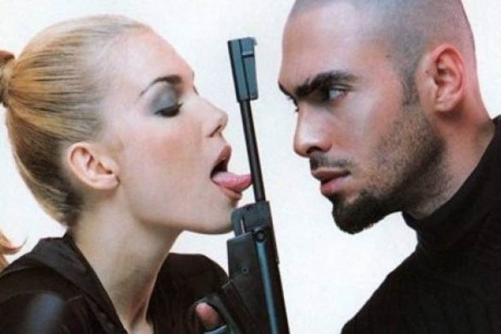 Όταν η Βίκυ Καγιά «έπαιζε» με το όπλο της!