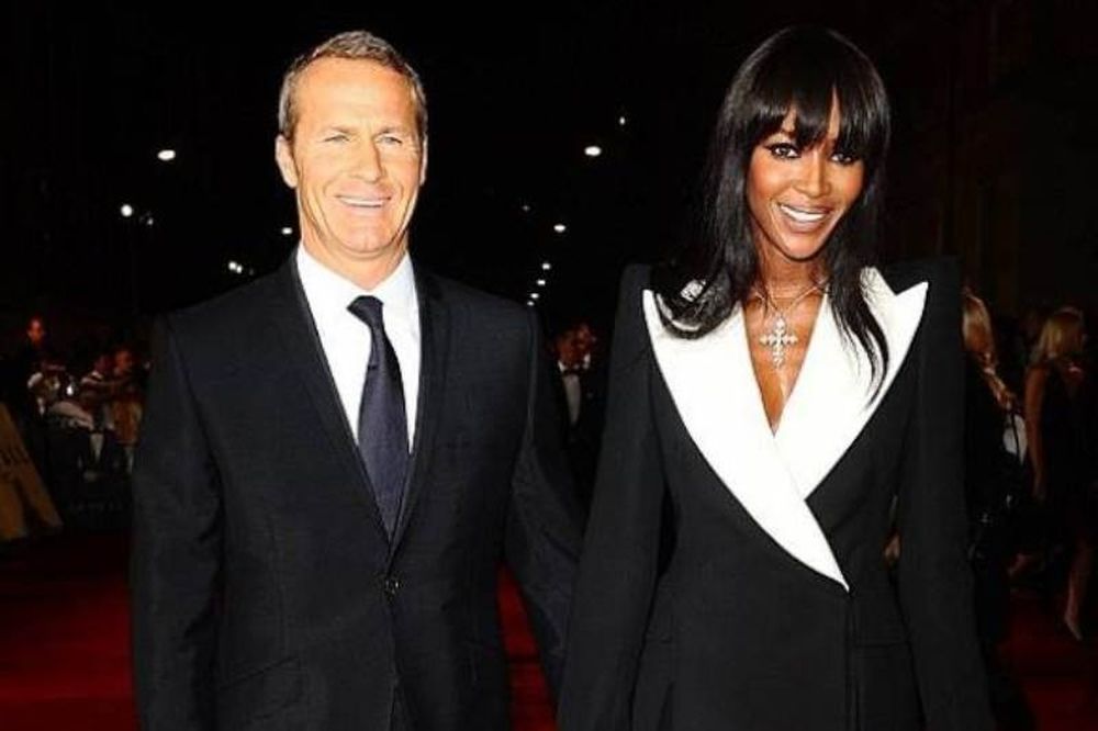 Σε ποια διάσημη σταρ δίνει 500.000 δολάρια η Naomi Campbell;